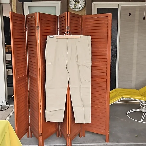 NWT- Lee Brand Men's Extreme Comfort Cargo pants. Size 40x32. - Picture 1 of 5